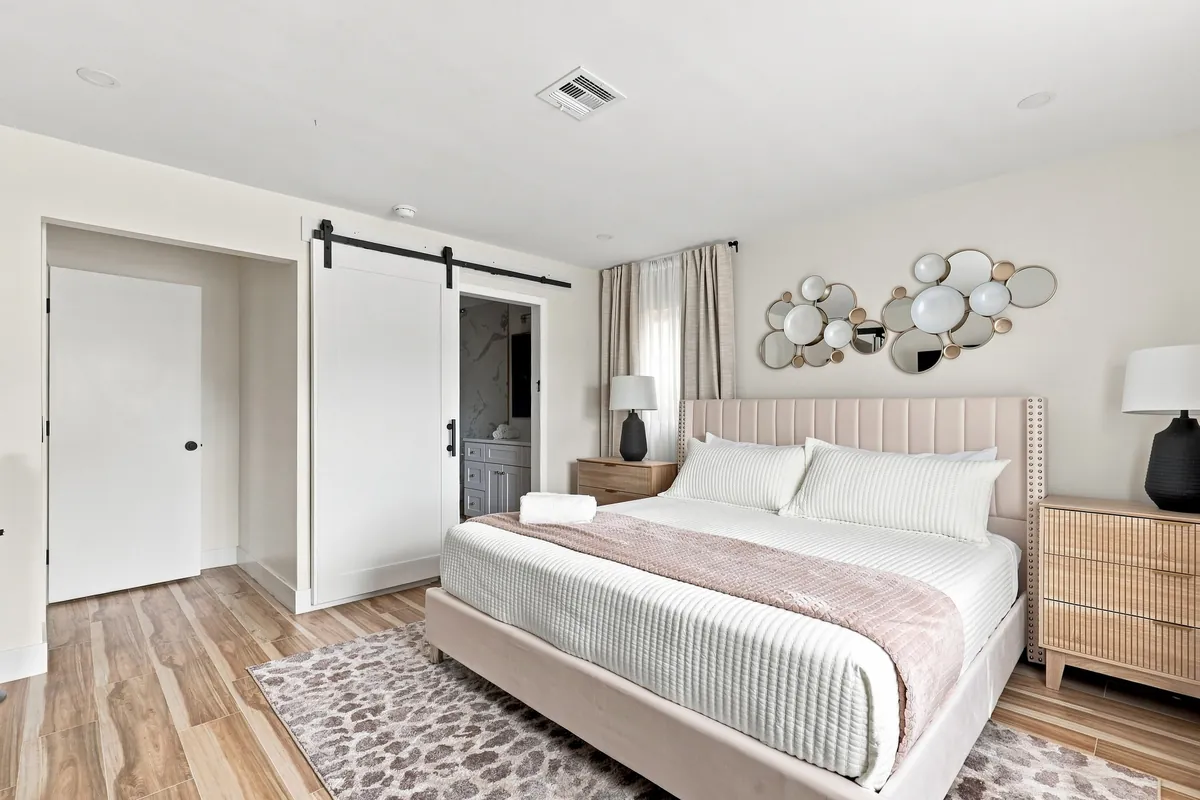 Primary suite, King bed and sliding door to the bathroom