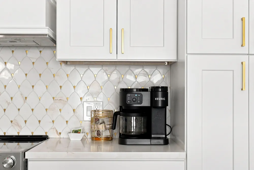Coffee bar with an espresso machine
