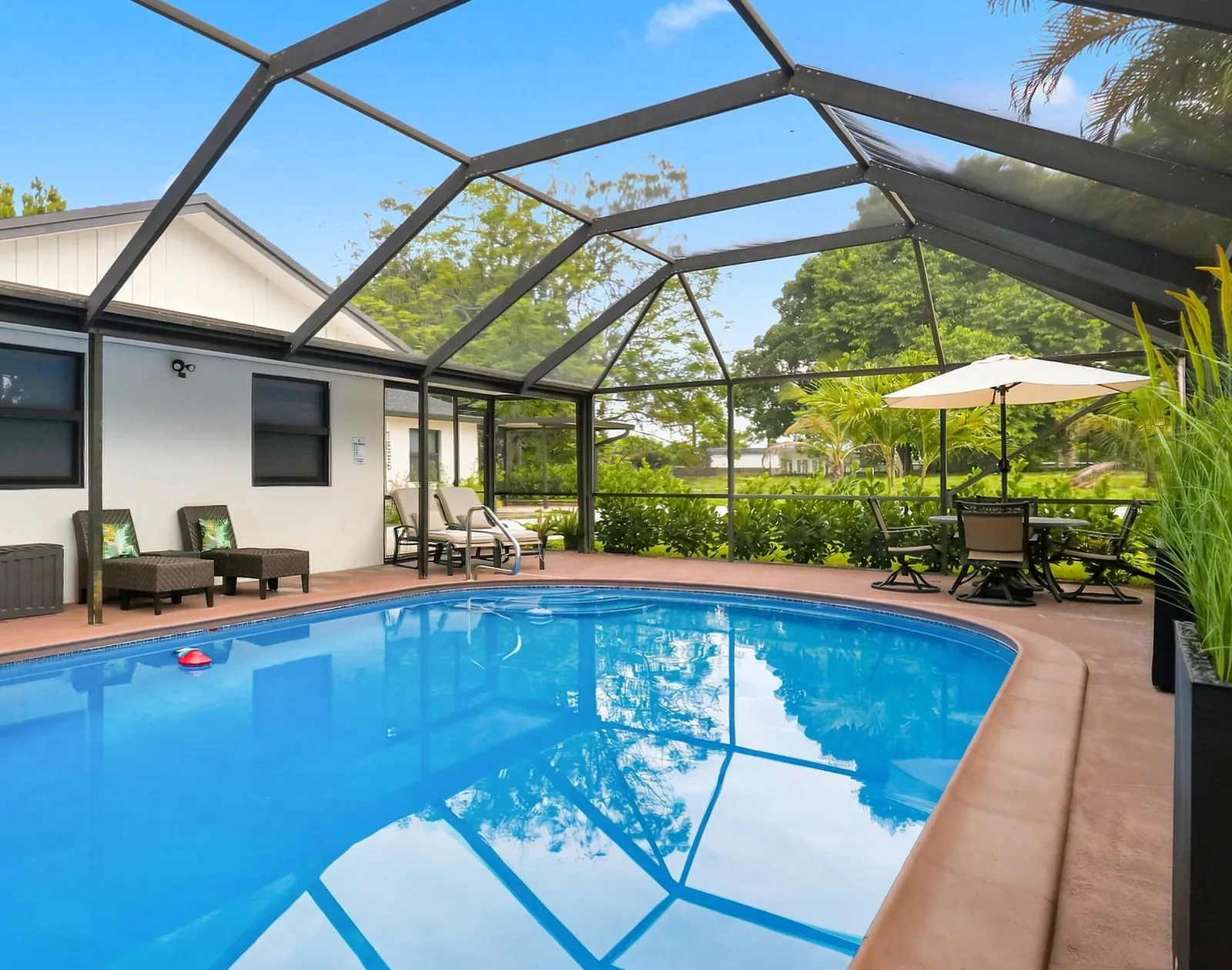 Private heated screened-in pool, deck and umbrella, Golden Mango Oasis